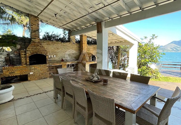 Beautiful house facing the sea, in condominium, with five su