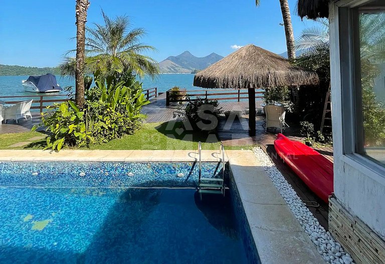 Beautiful house facing the sea, in condominium, with five su