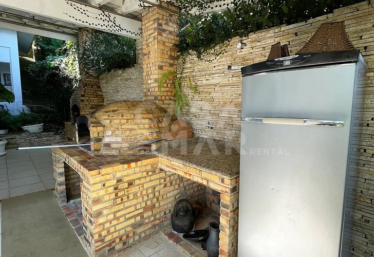 Casa frente mar, com cinco suítes, piscina, churrasqueira