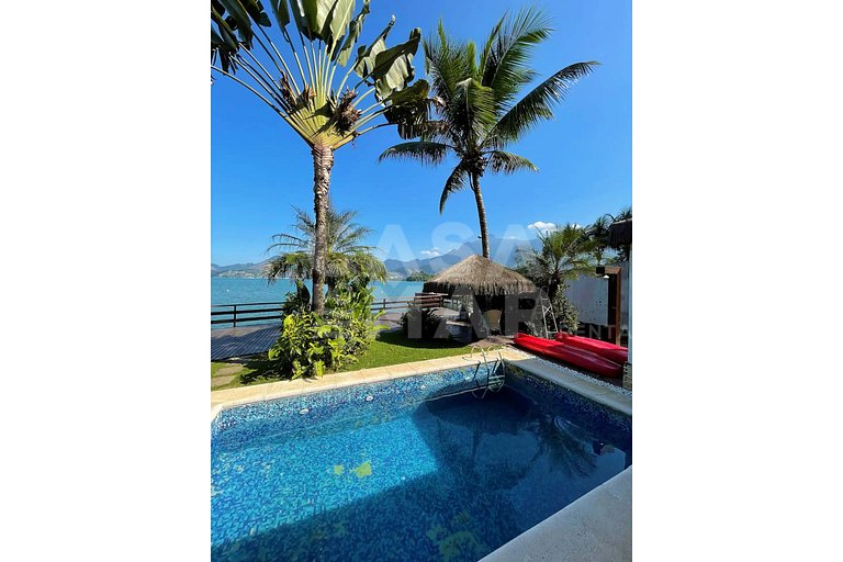 Beautiful house facing the sea, in condominium, with five su