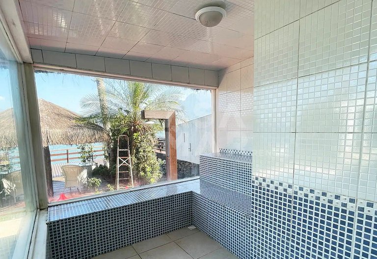 Beautiful house facing the sea, in condominium, with five su