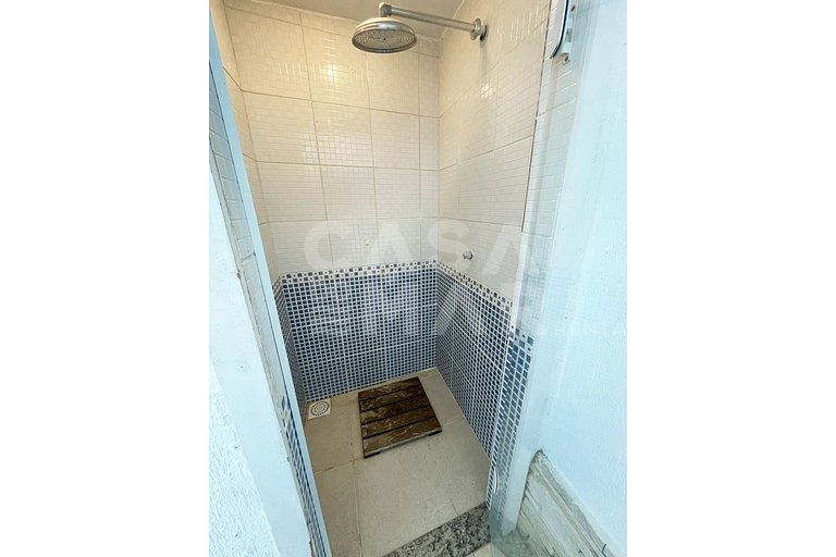 Casa frente mar, com cinco suítes, piscina, churrasqueira