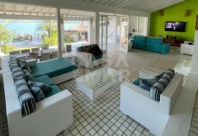 Beautiful house facing the sea, in condominium, with five su