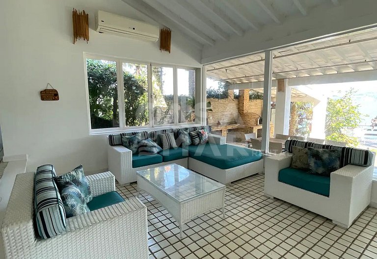 Casa frente mar, com cinco suítes, piscina, churrasqueira