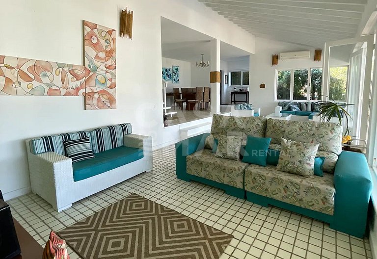 Beautiful house facing the sea, in condominium, with five su