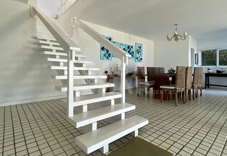 Beautiful house facing the sea, in condominium, with five su