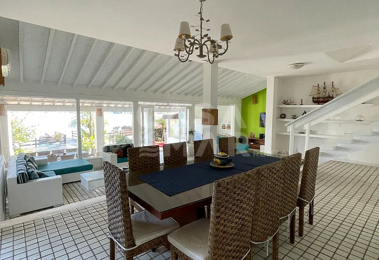 Beautiful house facing the sea, in condominium, with five su