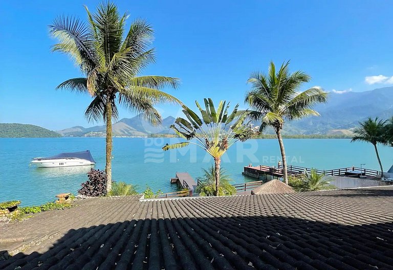 Beautiful house facing the sea, in condominium, with five su