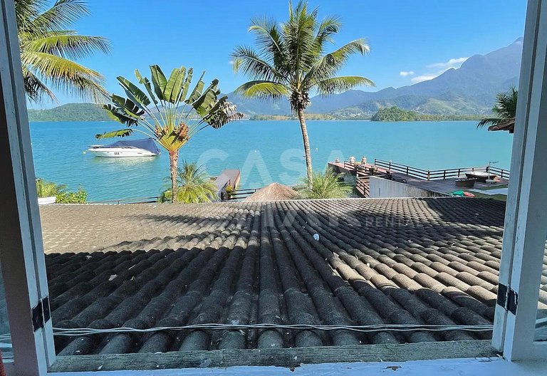Beautiful house facing the sea, in condominium, with five su