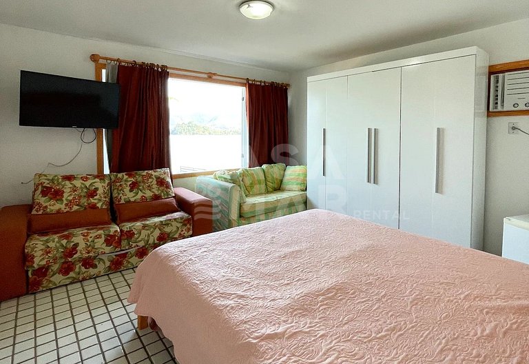 Beautiful house facing the sea, in condominium, with five su