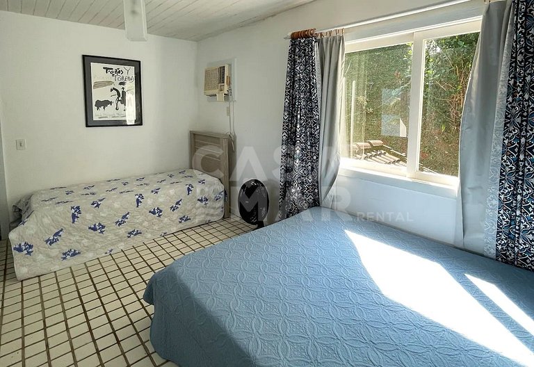 Beautiful house facing the sea, in condominium, with five su