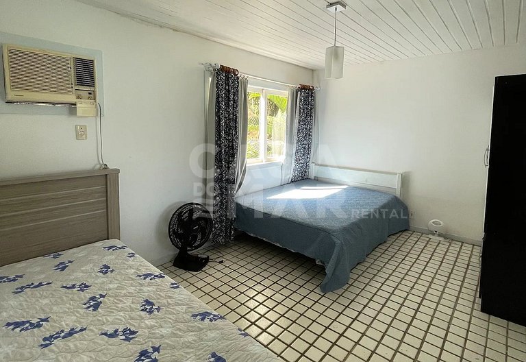 Beautiful house facing the sea, in condominium, with five su