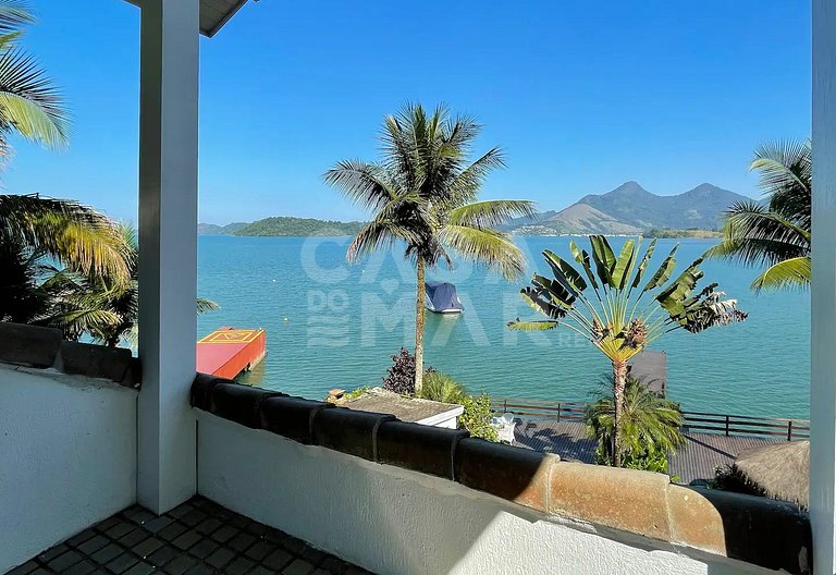 Beautiful house facing the sea, in condominium, with five su