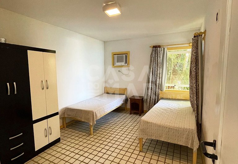 Beautiful house facing the sea, in condominium, with five su