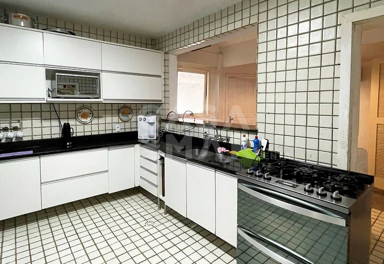 Beautiful house facing the sea, in condominium, with five su