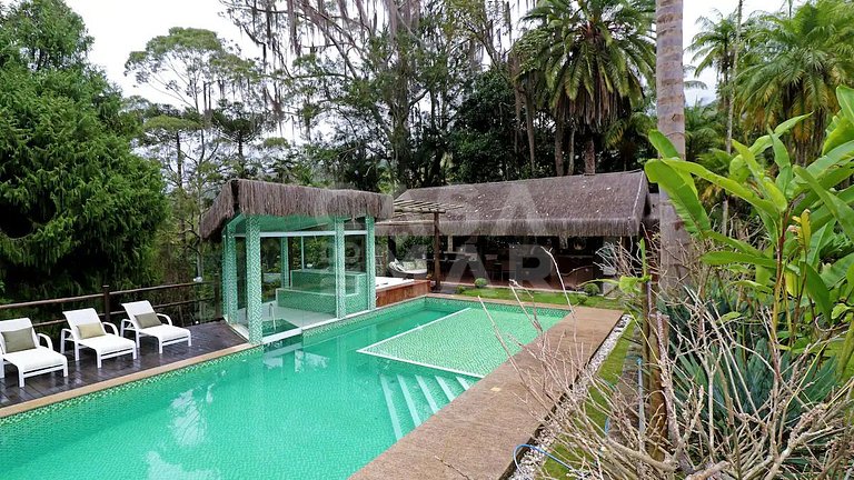 Swan Lake site, with four bedrooms, in condominium with 24hr