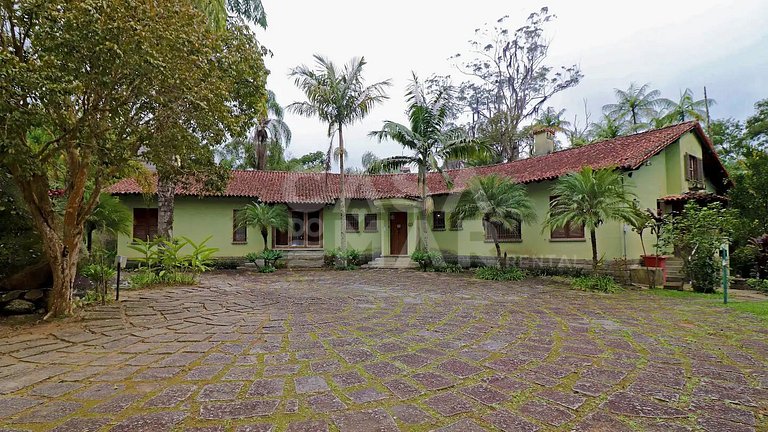 Swan Lake site, with four bedrooms, in condominium with 24hr