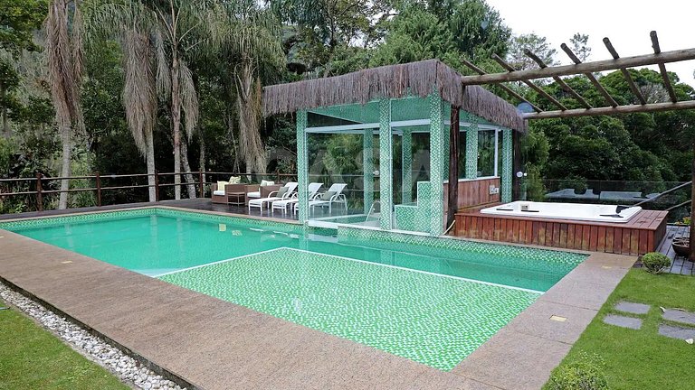Swan Lake site, with four bedrooms, in condominium with 24hr