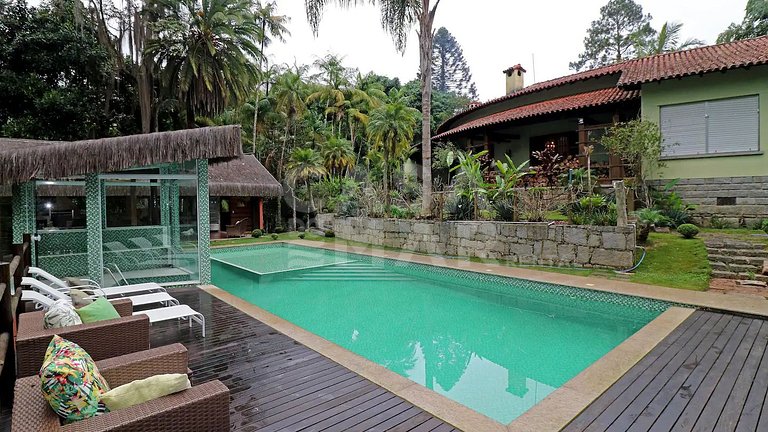 Swan Lake site, with four bedrooms, in condominium with 24hr