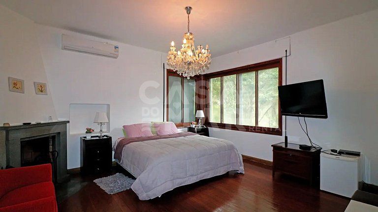 Swan Lake site, with four bedrooms, in condominium with 24hr