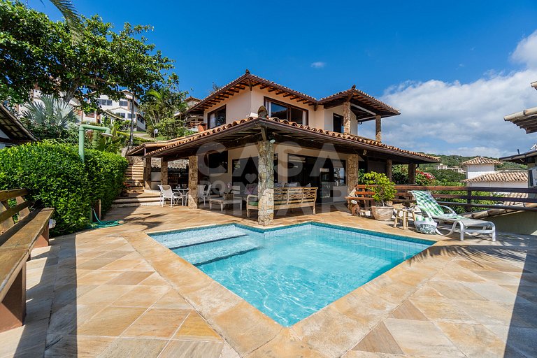 Linda casa com 4 suítes, em condomínio, no canto direito de