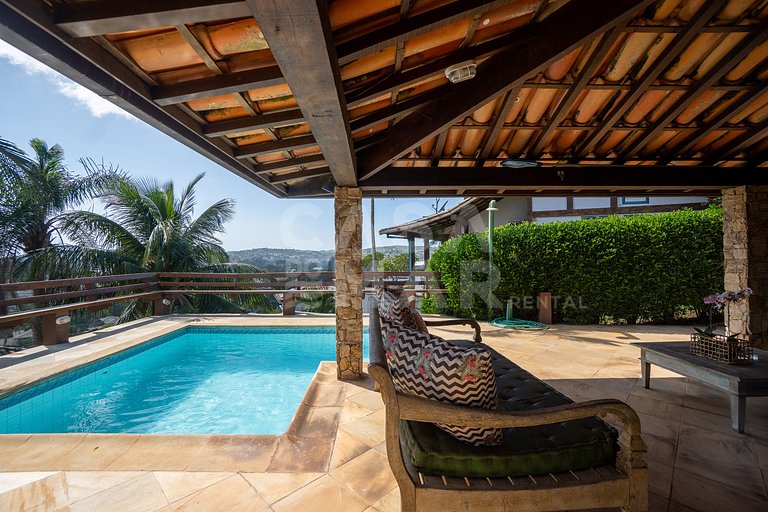 Linda casa com 4 suítes, em condomínio, no canto direito de