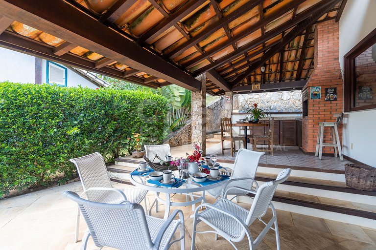 Beautiful house with 4 suites, in condominium, in the right