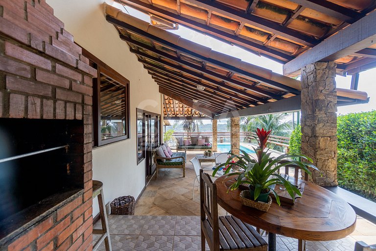 Linda casa com 4 suítes, em condomínio, no canto direito de