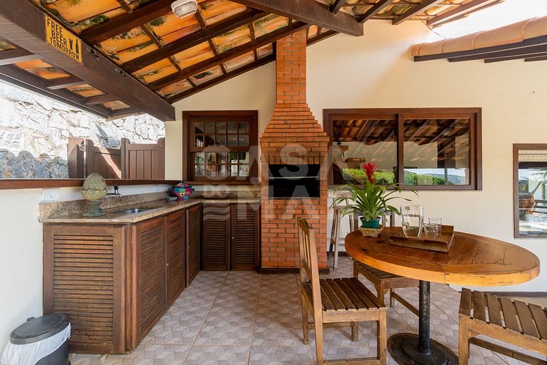 Beautiful house with 4 suites, in condominium, in the right