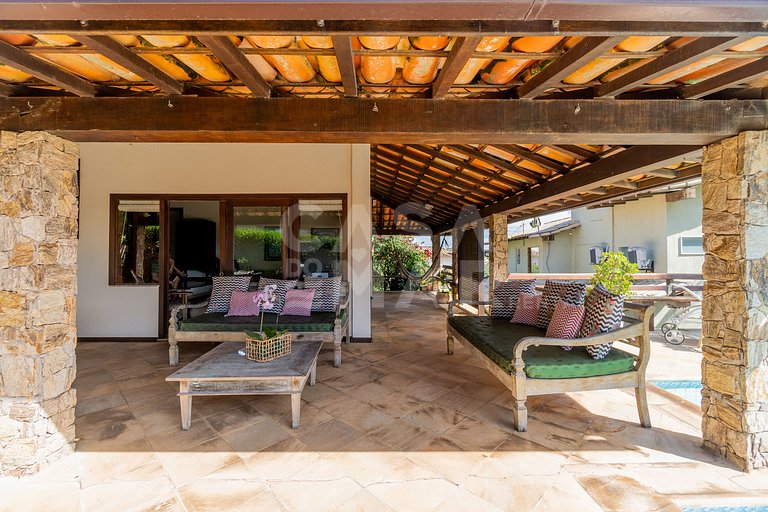Linda casa com 4 suítes, em condomínio, no canto direito de