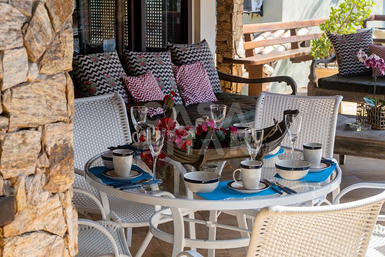 Beautiful house with 4 suites, in condominium, in the right