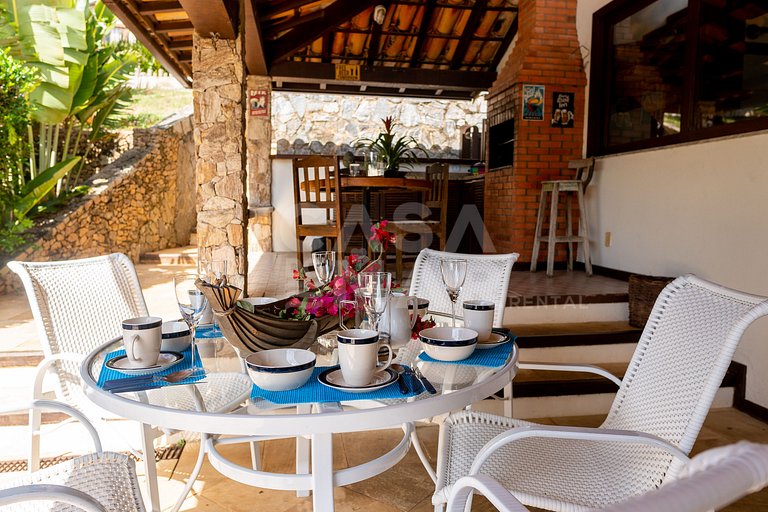Linda casa com 4 suítes, em condomínio, no canto direito de