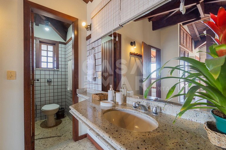 Linda casa com 4 suítes, em condomínio, no canto direito de