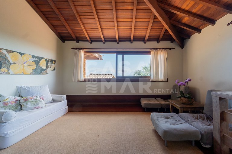 Linda casa com 4 suítes, em condomínio, no canto direito de