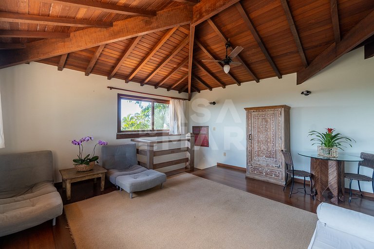 Linda casa com 4 suítes, em condomínio, no canto direito de