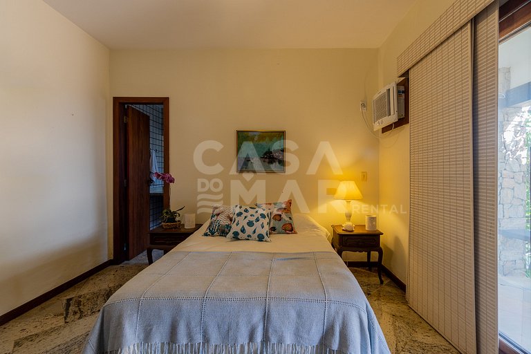 Linda casa com 4 suítes, em condomínio, no canto direito de