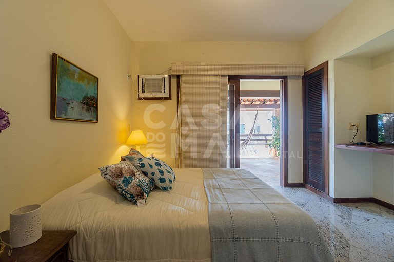 Linda casa com 4 suítes, em condomínio, no canto direito de