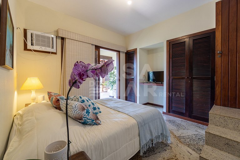 Linda casa com 4 suítes, em condomínio, no canto direito de