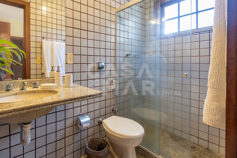 Linda casa com 4 suítes, em condomínio, no canto direito de
