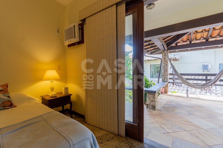 Linda casa com 4 suítes, em condomínio, no canto direito de