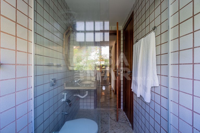 Linda casa com 4 suítes, em condomínio, no canto direito de