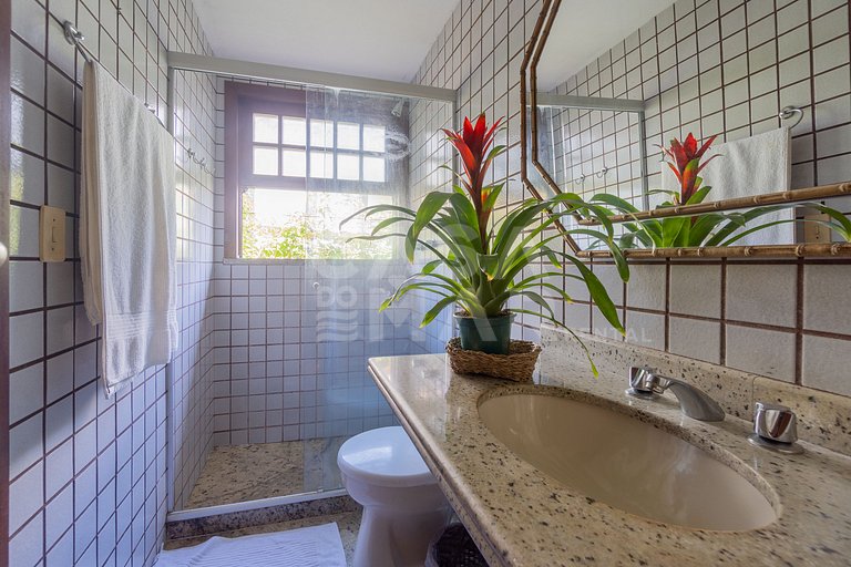 Beautiful house with 4 suites, in condominium, in the right