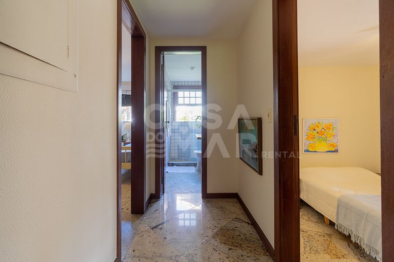 Linda casa com 4 suítes, em condomínio, no canto direito de