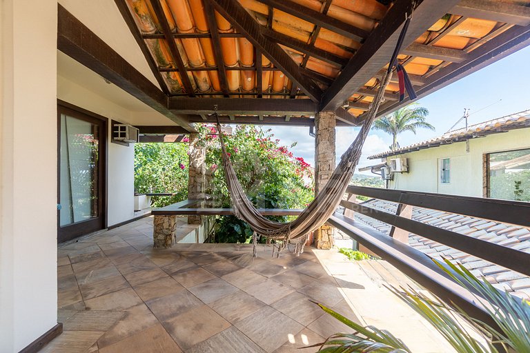 Linda casa com 4 suítes, em condomínio, no canto direito de