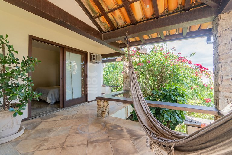 Linda casa com 4 suítes, em condomínio, no canto direito de