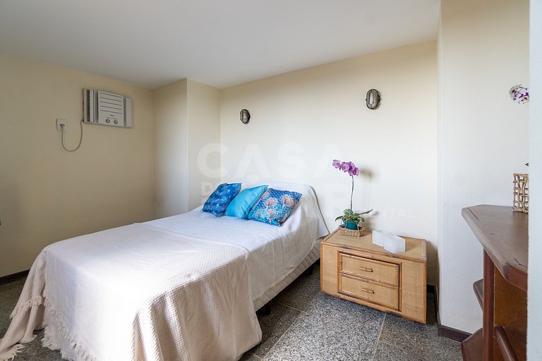 Linda casa com 4 suítes, em condomínio, no canto direito de