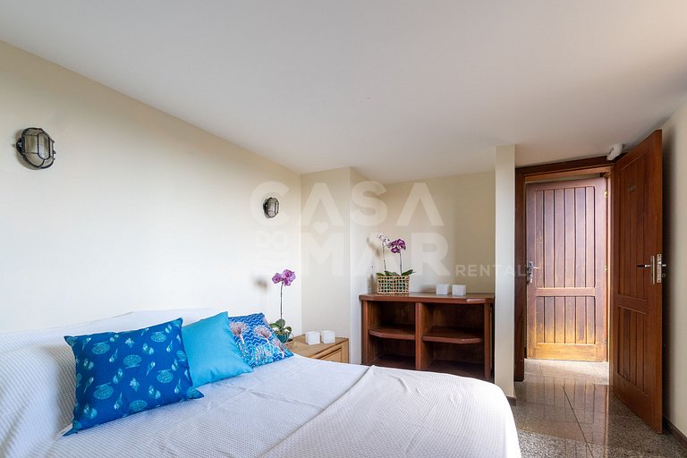 Linda casa com 4 suítes, em condomínio, no canto direito de