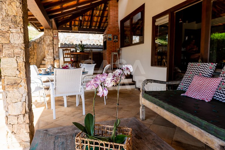 Linda casa com 4 suítes, em condomínio, no canto direito de