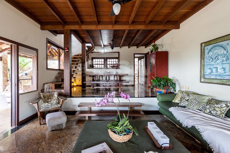 Beautiful house with 4 suites, in condominium, in the right