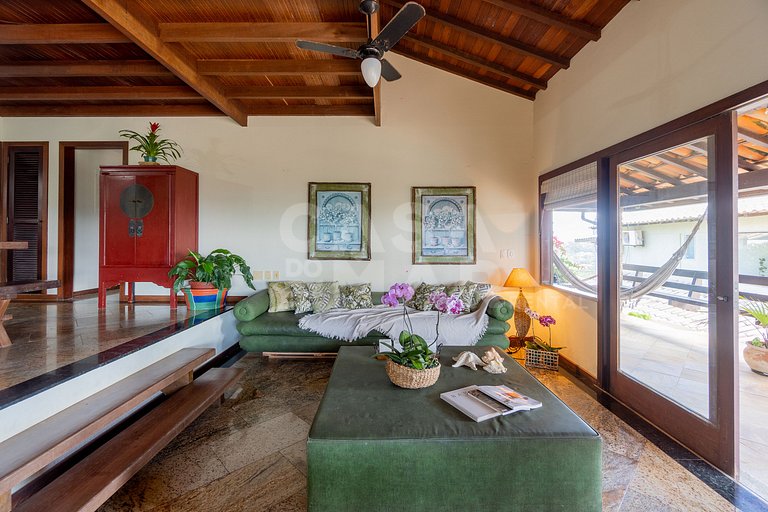 Linda casa com 4 suítes, em condomínio, no canto direito de